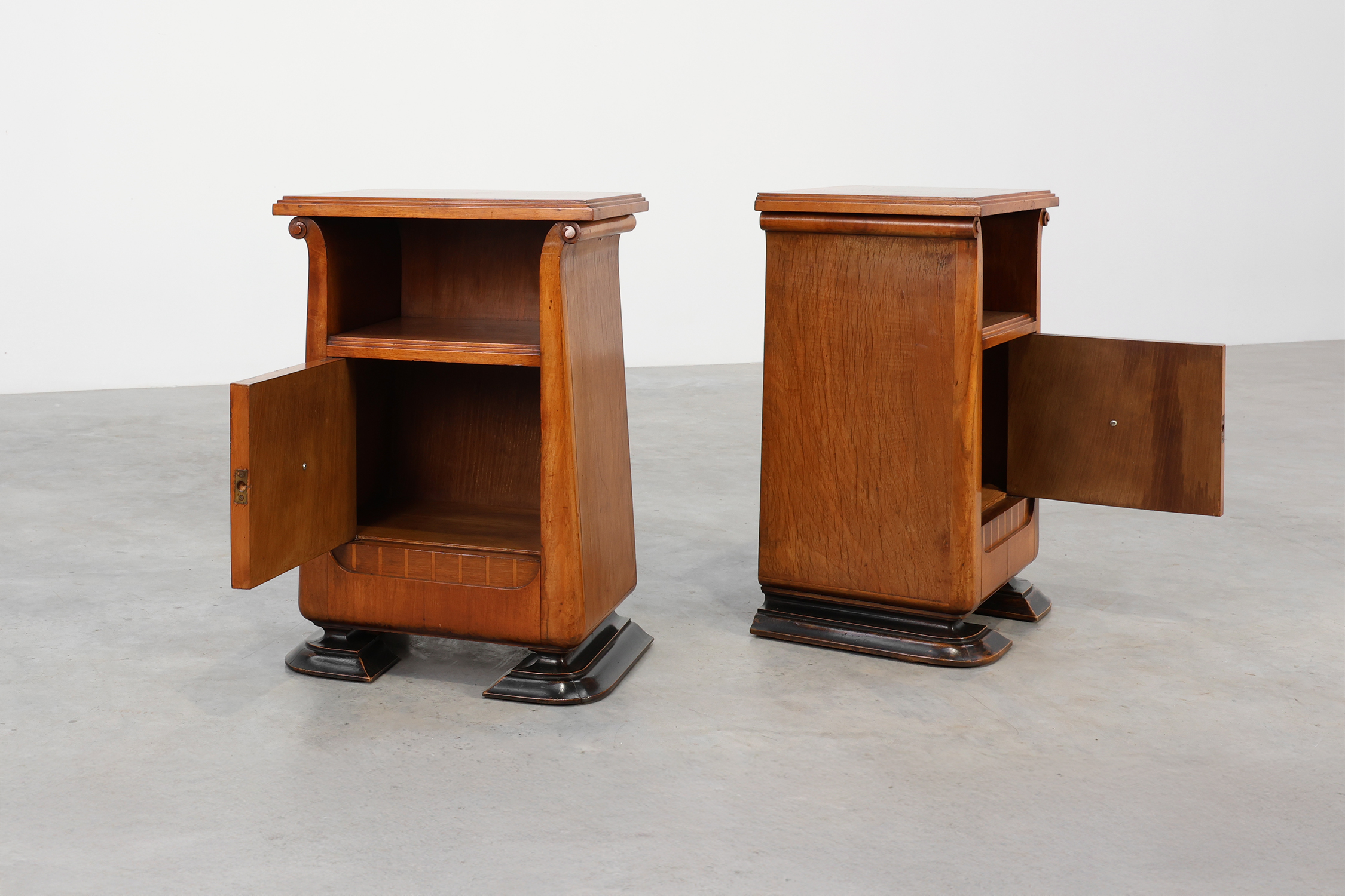 Set of Two Wooden Art Deco Nightstands, Italy 1920sthumbnail